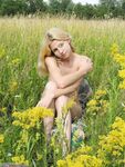Pretty blonde babe art nude posimng at nature