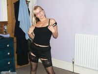 Busty UK amateur MILF Andy pics collection