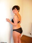 Short haired amateur wife