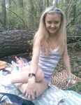 Russian amateur girl posing nude on cam