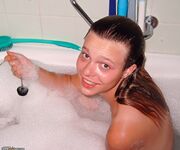 amateur teen babe shaving in bathtub