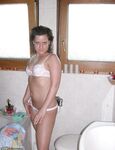 Amateur girl posing nude at bath